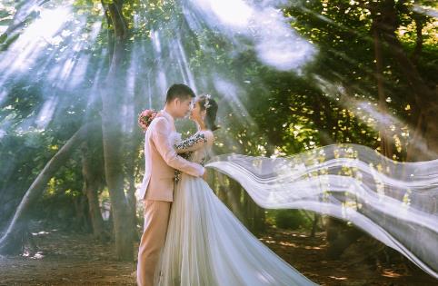 正常一套婚纱多少钱？