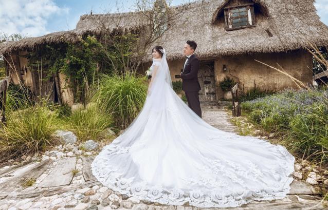 农村举办婚礼新娘选拖尾婚纱还是齐地婚纱