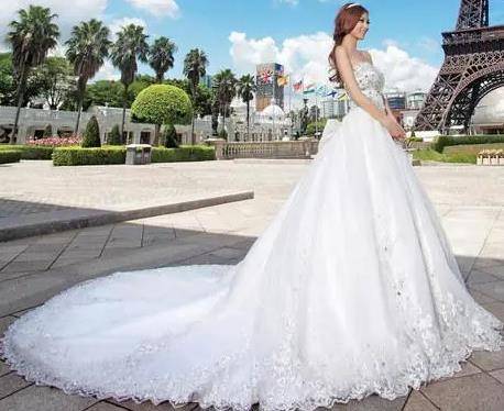 结婚的婚纱一般提前多久定？