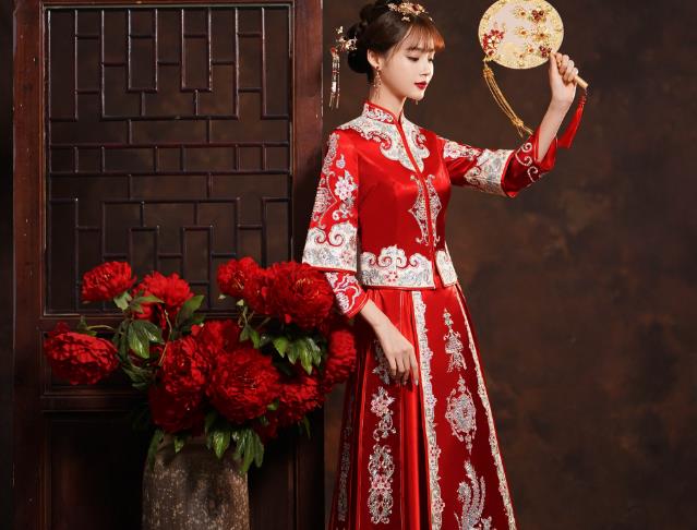 结婚应该穿秀禾服还是龙凤褂